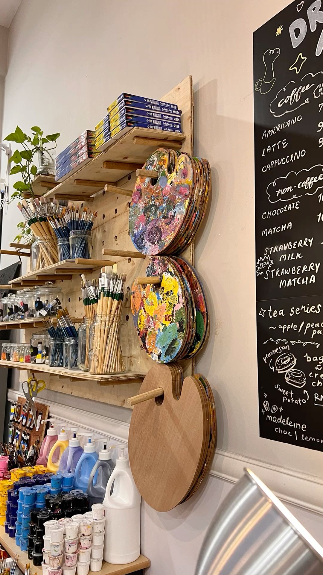 Pinceaux, palettes et couleurs dans un atelier